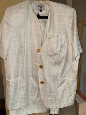 Le Suit Cream Short-Sleeve Textured Blazer with Gold Buttons